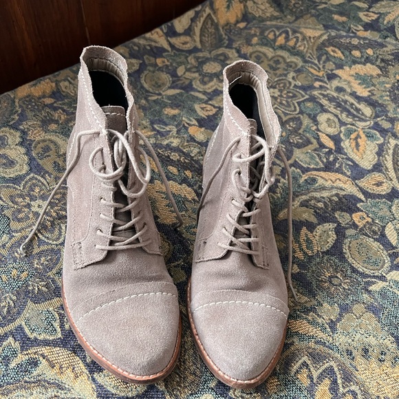 Dolce Vita Shoes - Dolce Vita Taupe Lace Up Suede Ankle Booties size 6
